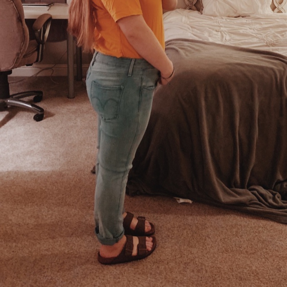 Levi’s mid rise jeans ✨